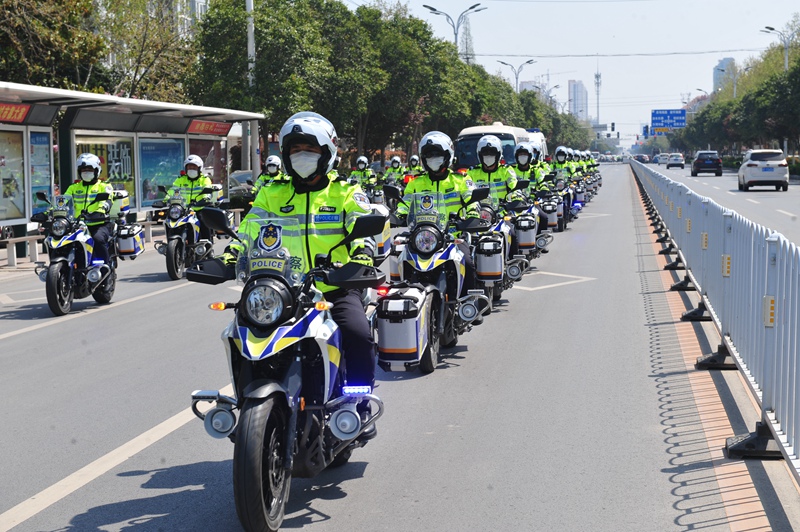 摩托車隊護送英雄歸來.jpg